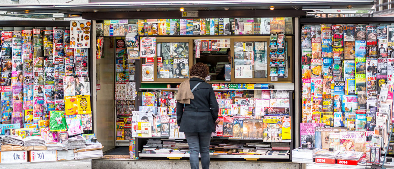 Kiosk, Frau beim Kaufen, Zeitungs- und TabakwarenKiosk, Frau beim Kaufen, Zeitungs- und Tabakwaren