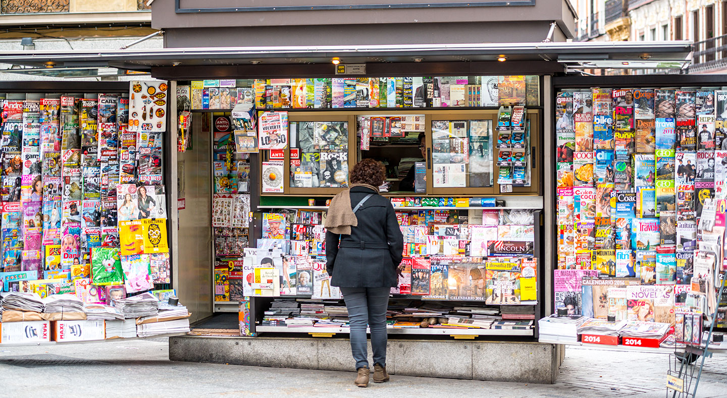 Kiosk, Frau beim Kaufen, Zeitungs- und TabakwarenKiosk, Frau beim Kaufen, Zeitungs- und Tabakwaren