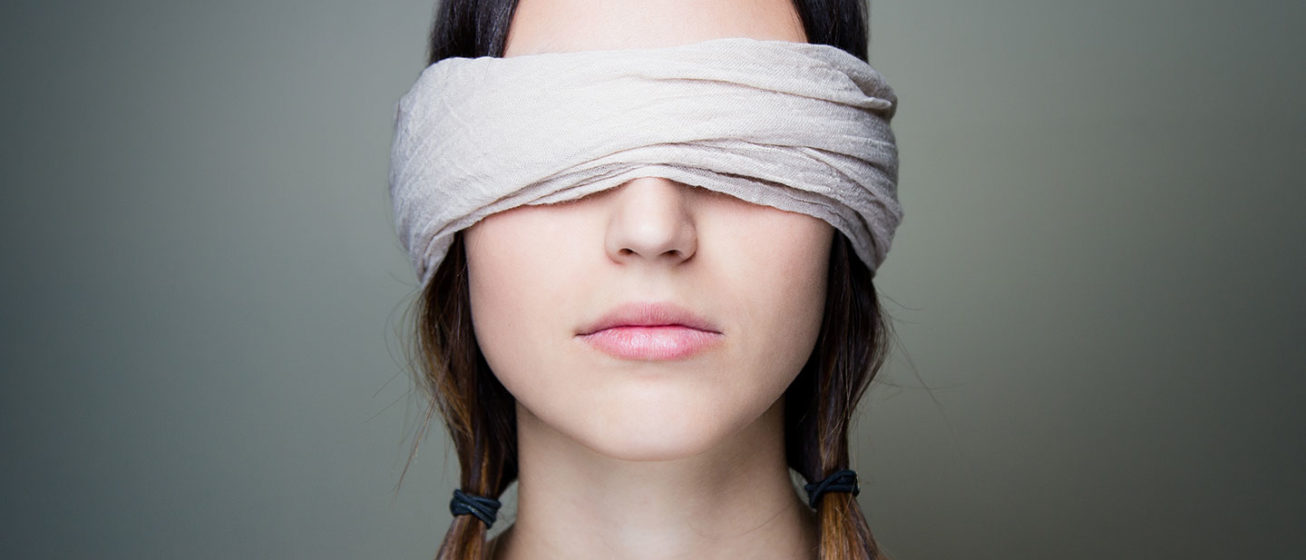 Frau, verbundene Augen, blind, Symbolbild, nicht informierter Verbraucher
