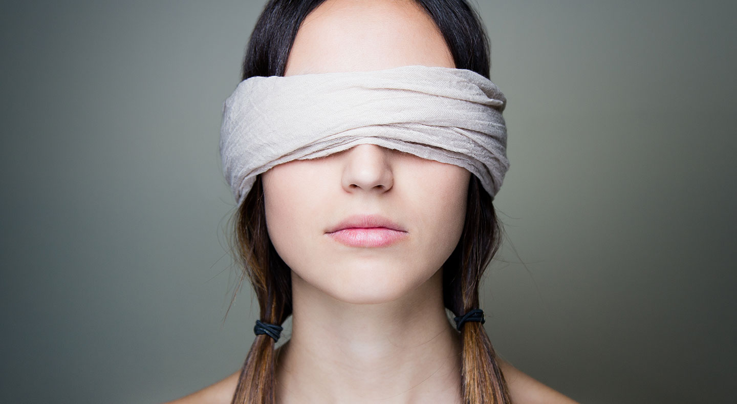 Frau, verbundene Augen, blind, Symbolbild, nicht informierter Verbraucher