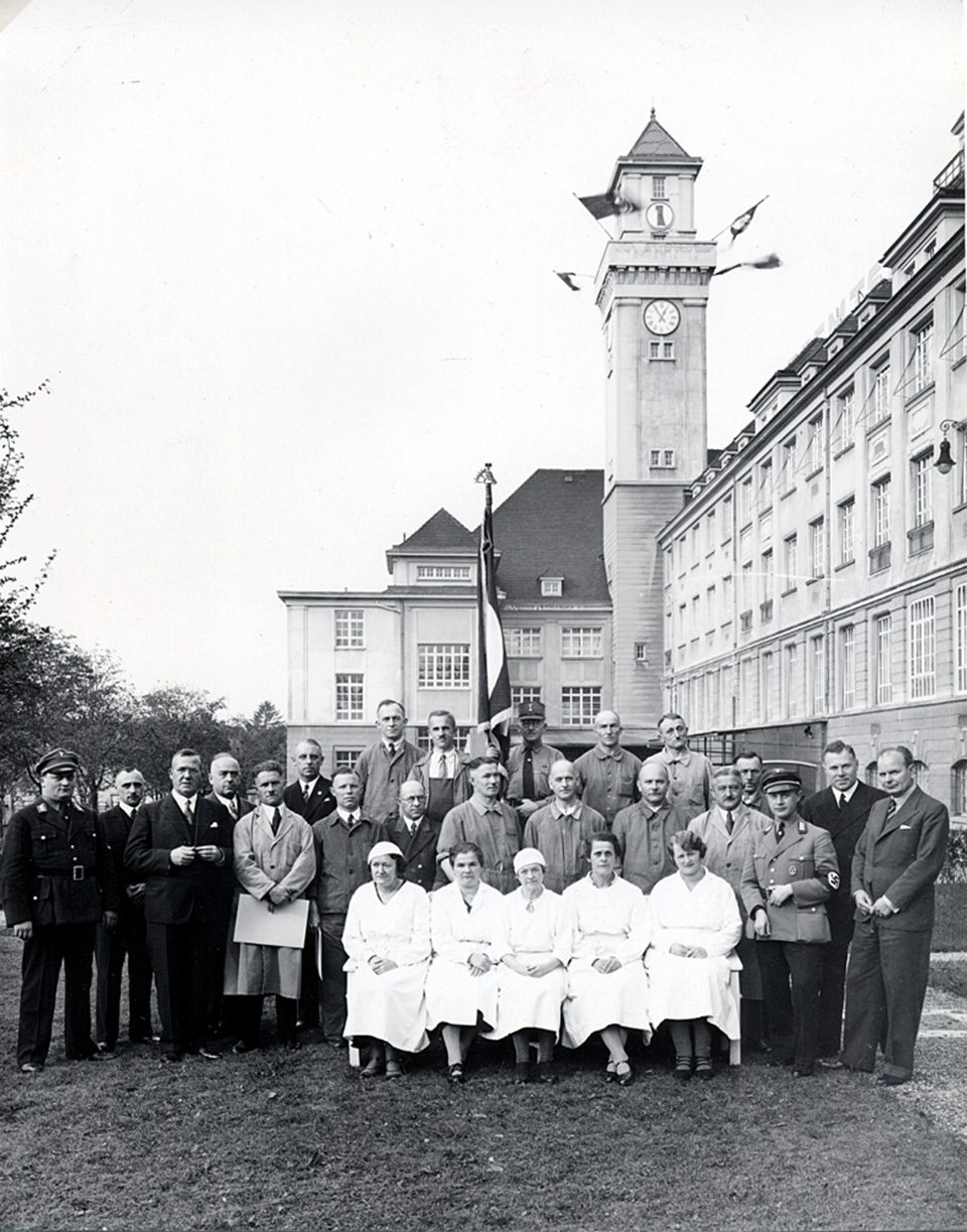 Hermann F. Reemtsma 3.vL. Mit Arbeitsjubilaren im Werk Baden-Baden 1935